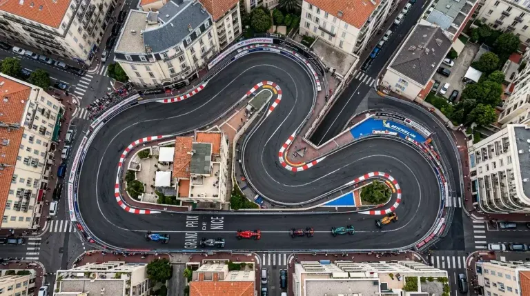 Vue aérienne d'un circuit de F1 urbain avec virages serrés et lignes de piste
