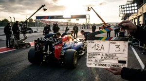 Clap de cinema devant une monoplace F1 sur circuit symbolisant le film F1
