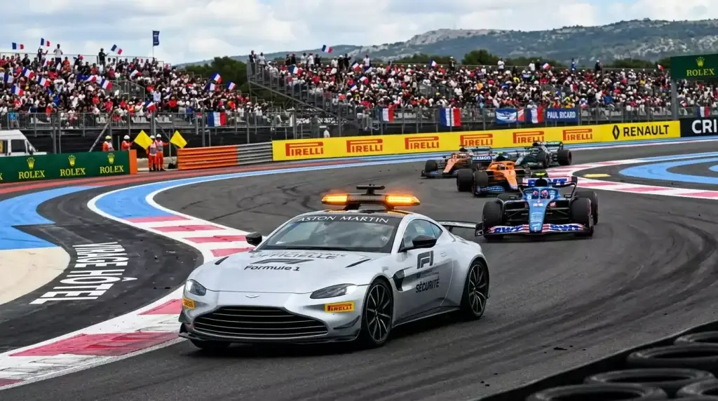 Voiture de sécurité safety car devant le peloton de monoplaces F1 sur circuit